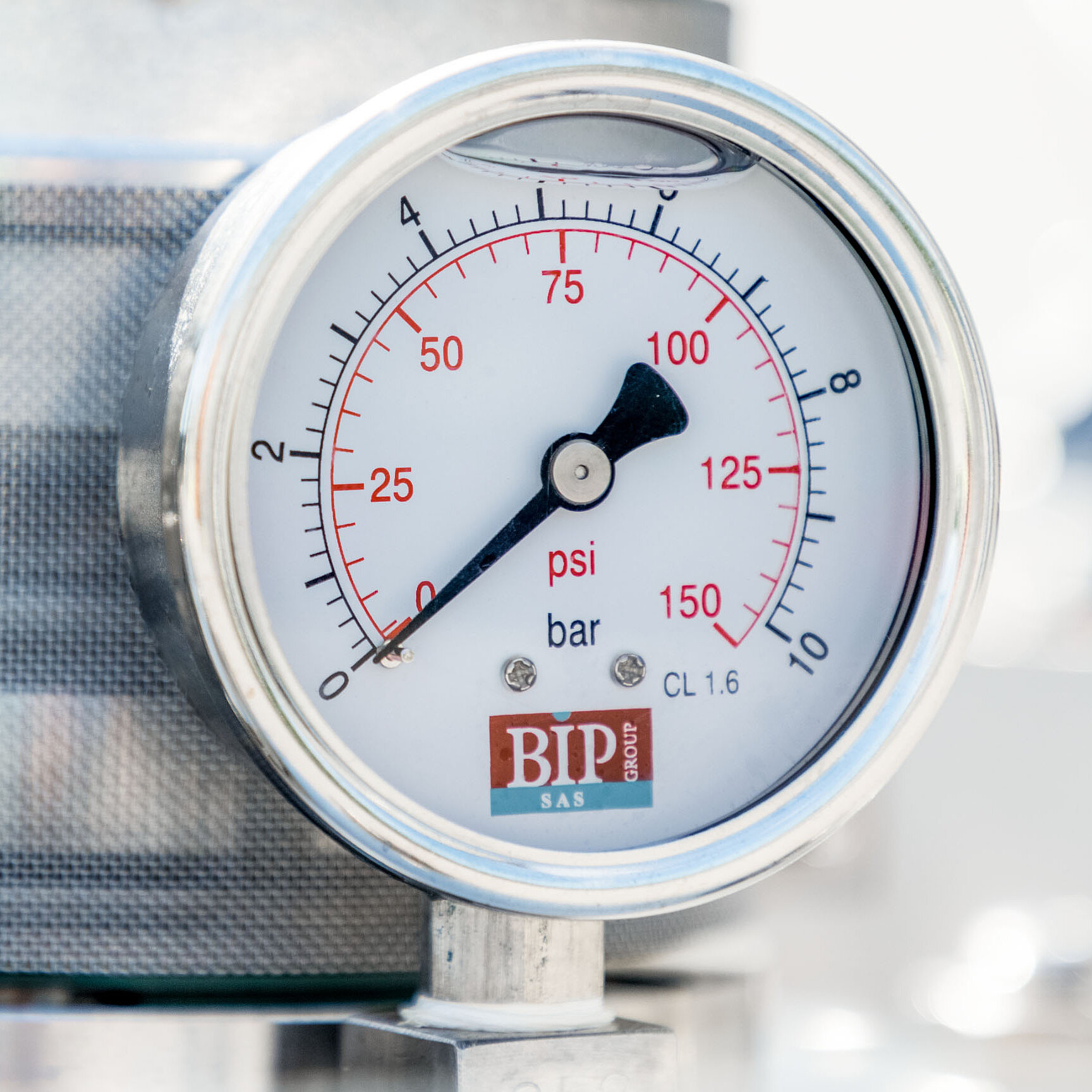 IBC 压力接头特写，双刻度表显示 psi 和 bar 读数 