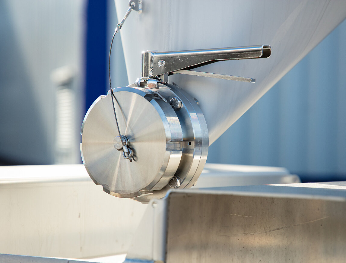 HOYER 中型散装容器（IBC）底部卸料阀特写 