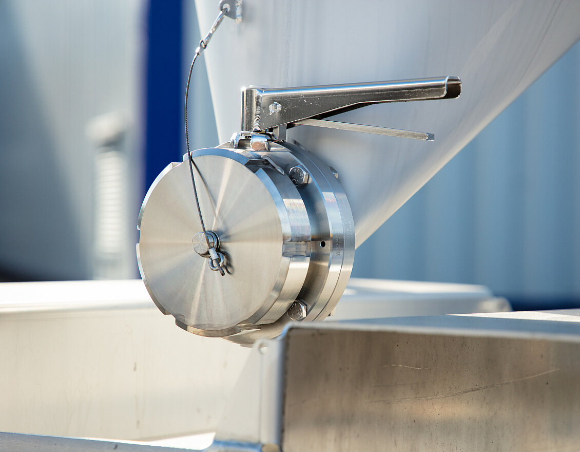 HOYER 中型散装容器（IBC）底部卸料阀特写 