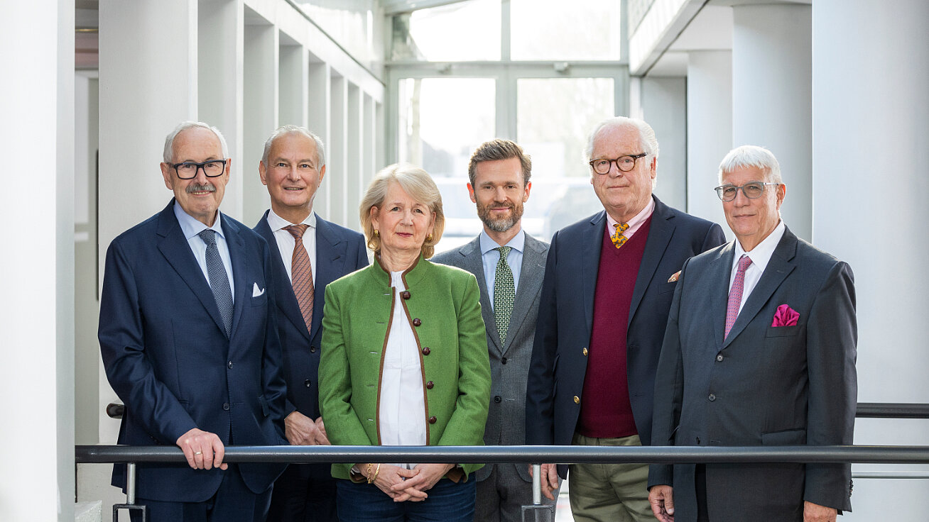 HOYER 咨询委员会成员站立于现代建筑的栏杆后方