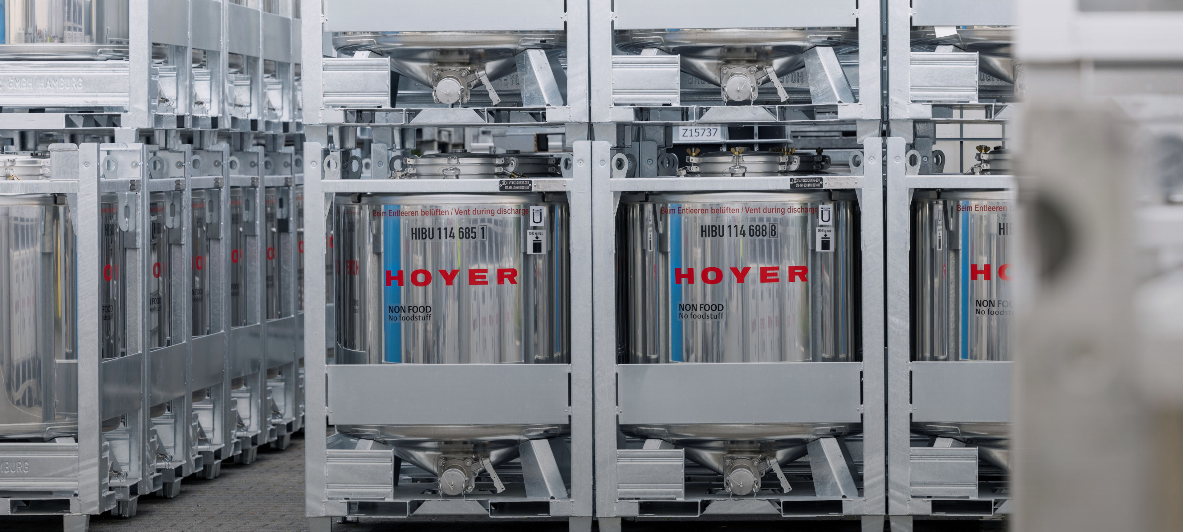 户外货场堆叠的化学产品IBC