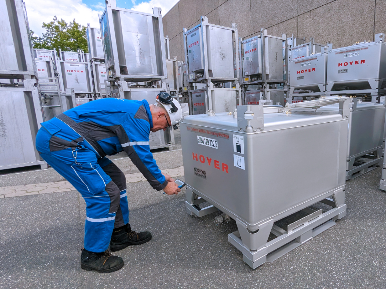 员工在户外货场用平板扫描立方型IBC