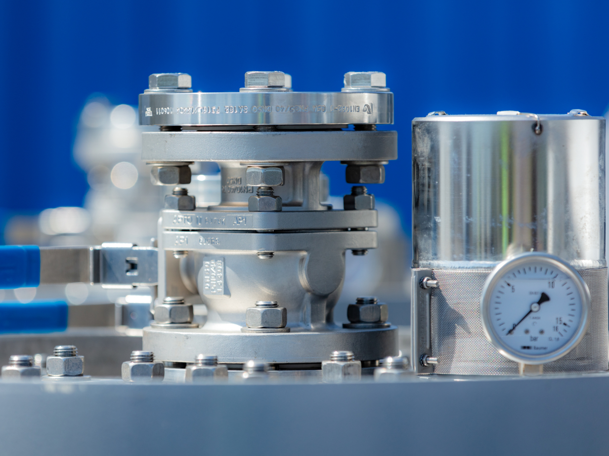 HOYER IBC 配件和阀门特写，用于液体操作