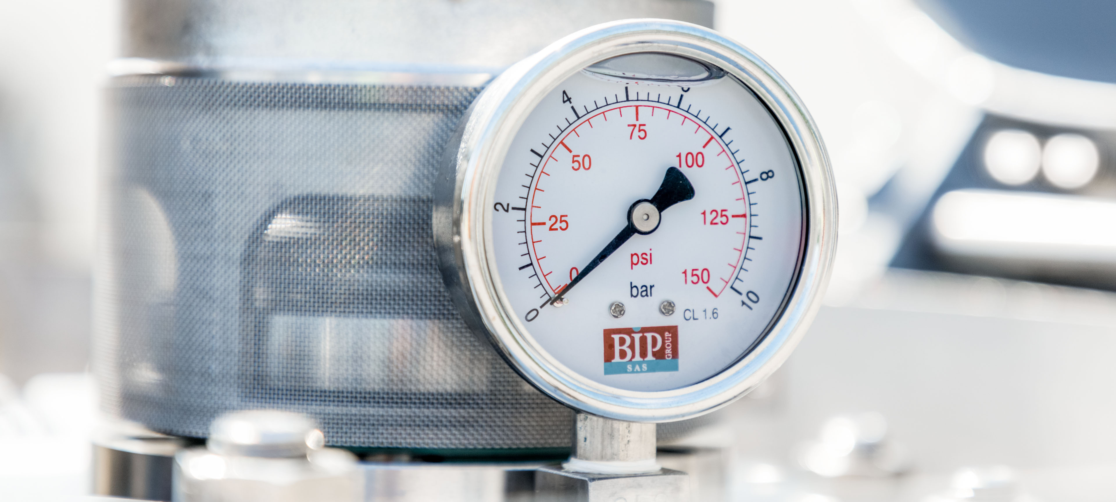 IBC 压力接头特写，双刻度表显示 psi 和 bar 读数 