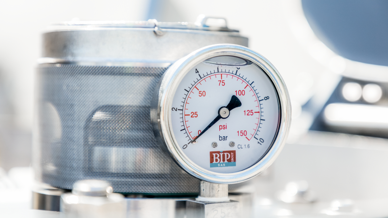 IBC 压力接口特写，双刻度表显示 psi 和 bar 数值 