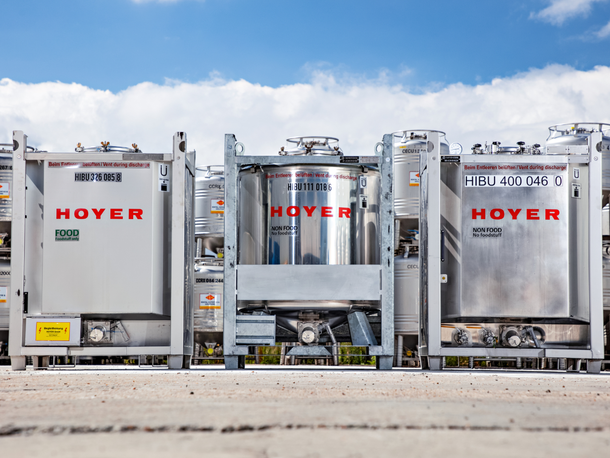 户外货场放置的 HOYER IBC，适用于食品和非食品用途